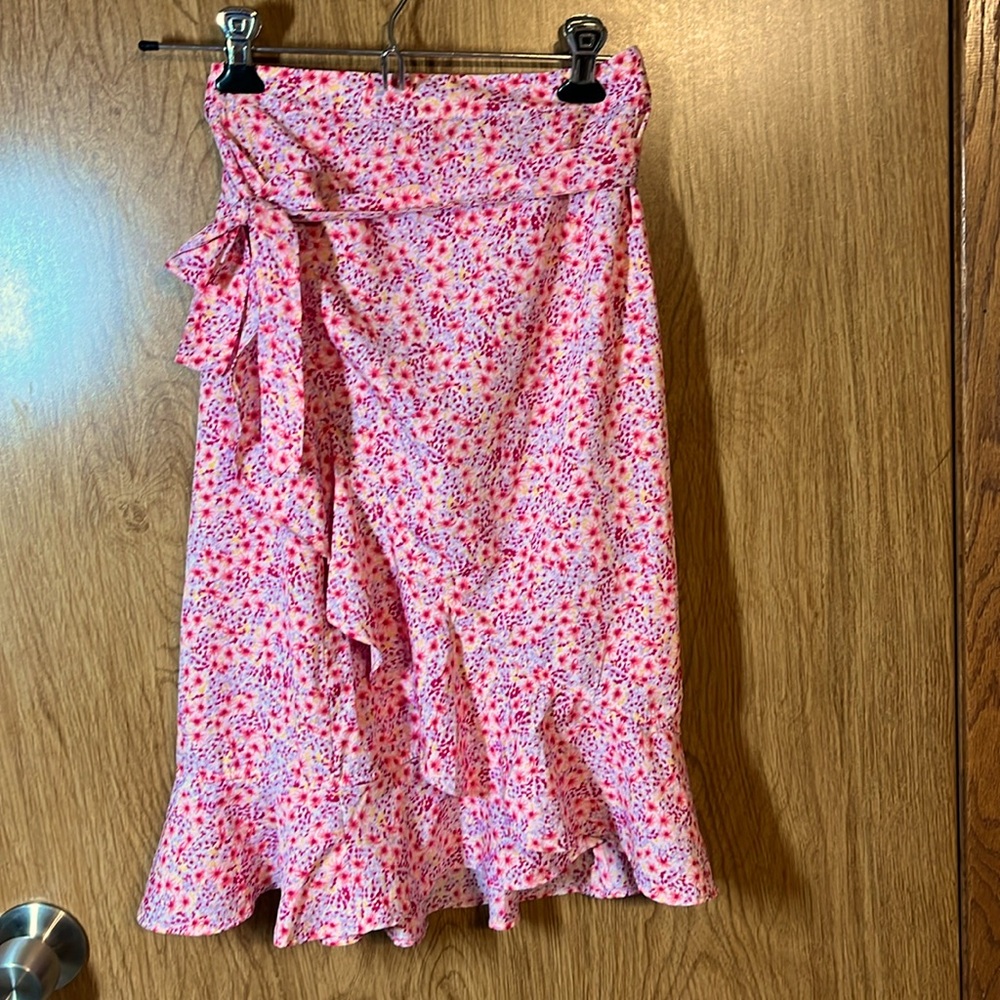Vero Moda from Boston Proper Pink Floral Wrap Skirt  Size Medium.